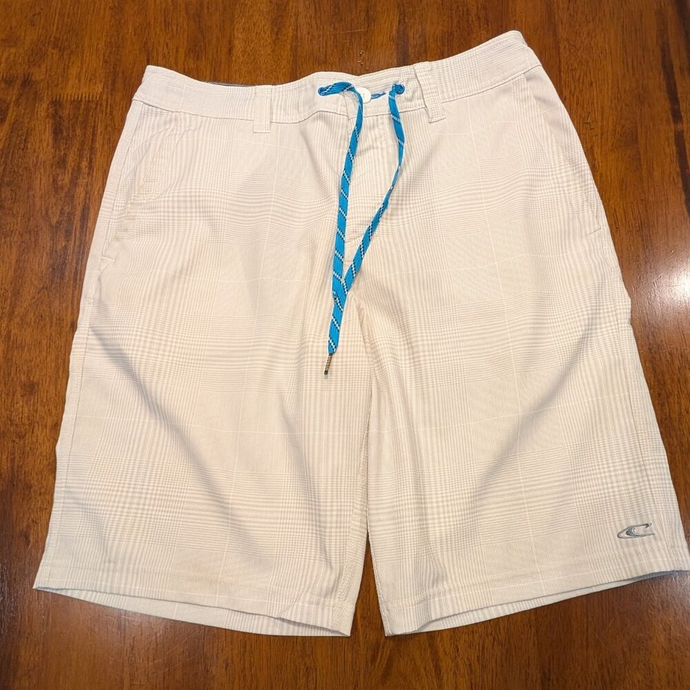 Preowned excellent condition O'Neill hybrid board shorts.  Size 32